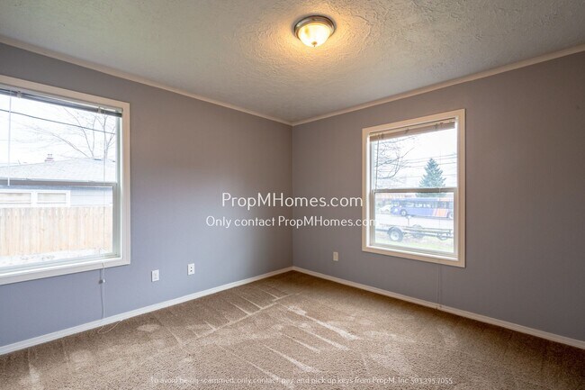Building Photo - Rare Find - 3 Bedroom in Cully w/ Rentable...