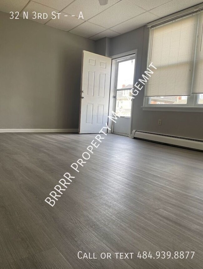 Building Photo - Spacious 1 bedroom 1st floor apartment