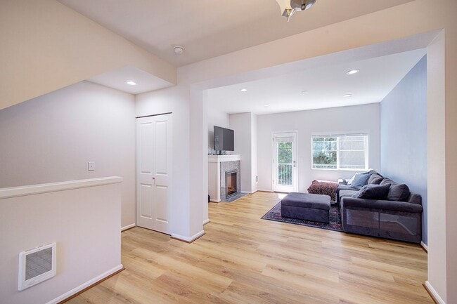Building Photo - 2Bd/2.25Ba Mill Creek Townhouse