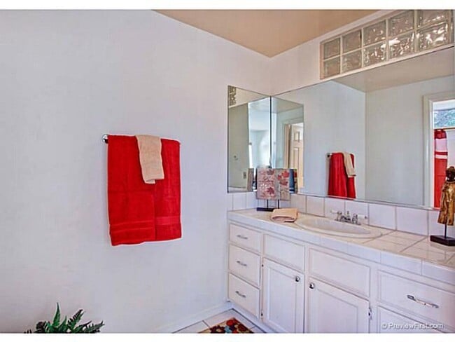 Building Photo - $3,100 - 2 Bed / 2 Bath Condo in Mission H...