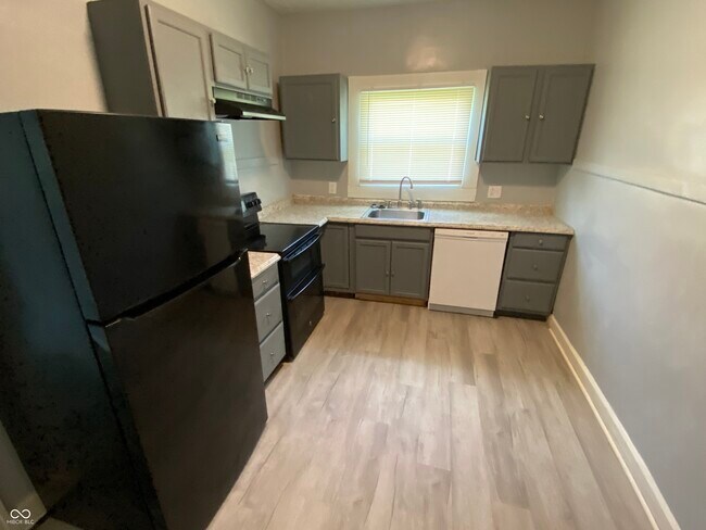 Building Photo - 15 N Riley Ave