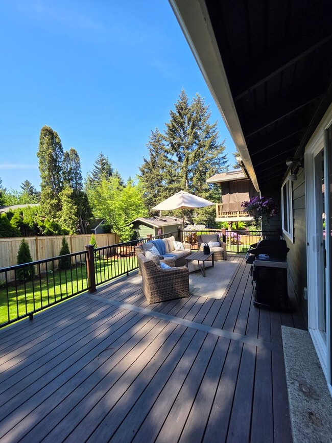 Building Photo - Lea Hill tri-level home - 3 bedroom 2.5 bath home - Feels like new/ Remodeled - A Must see - Avai...