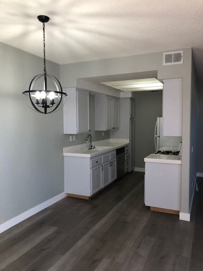 Building Photo - Beautiful 3 bedroom 2 bath Townhome across...