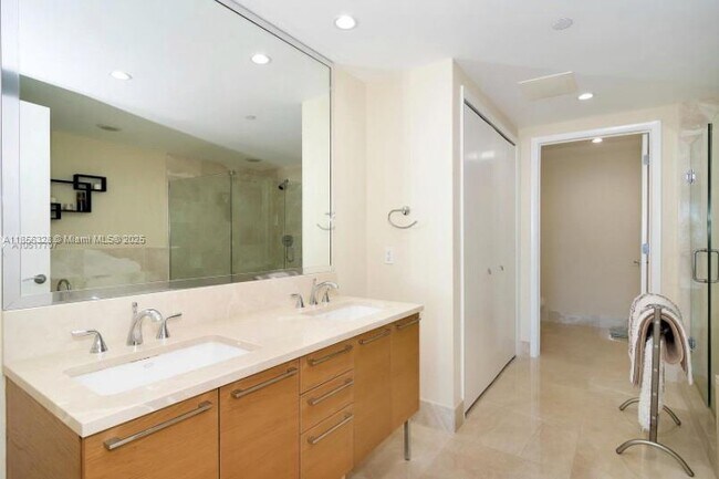 Building Photo - 17001 Collins Ave