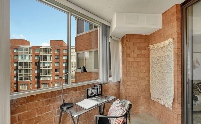 Building Photo - Amazing 1 Bedroom 1 Bathroom Condo With Su...