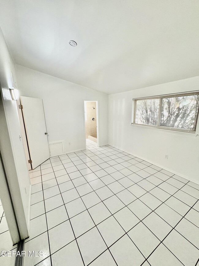 Building Photo - 3425 E Glen Dr