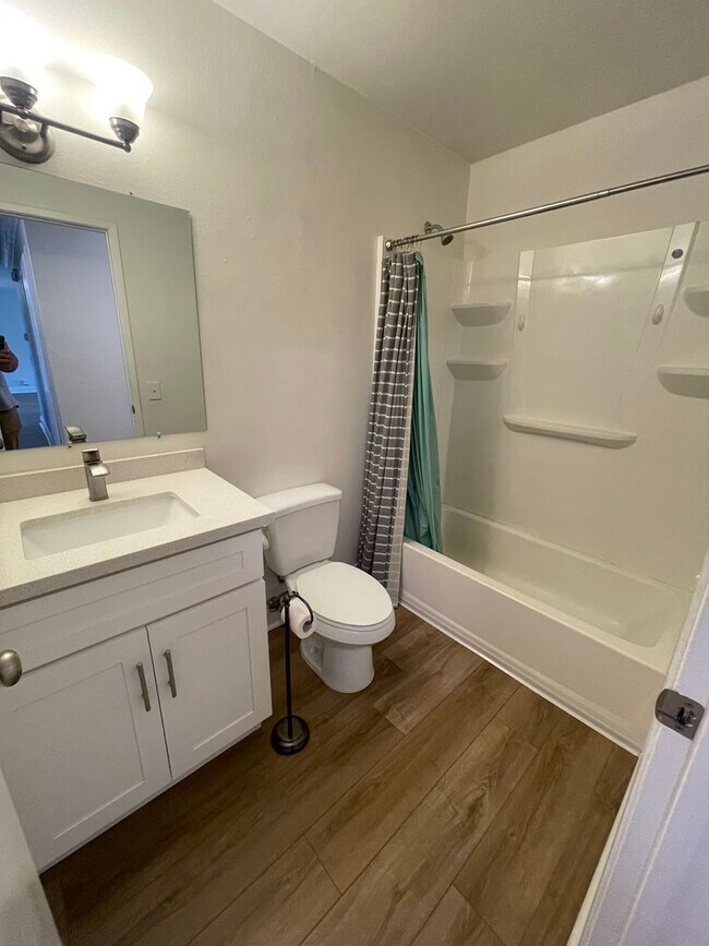 Building Photo - Upgraded 3 Bed, 2 Bath with large family room!