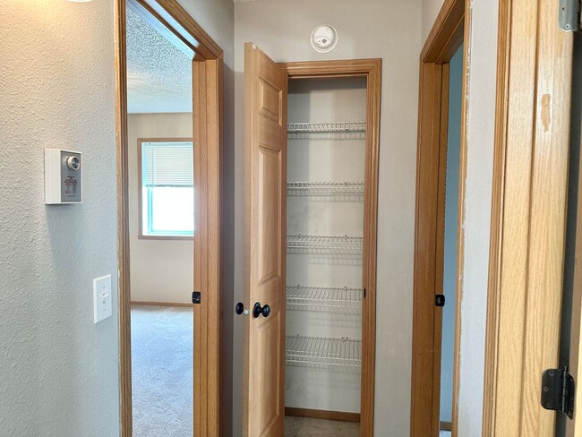 Building Photo - 5 Bedroom 2 Bath South Fargo