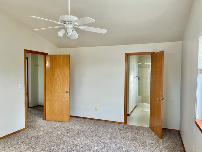 Building Photo - Excellent Location in Fishers Landing near...
