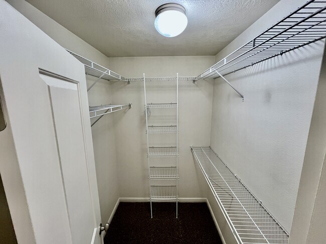 Building Photo - 5082 W Wind Rock Ln