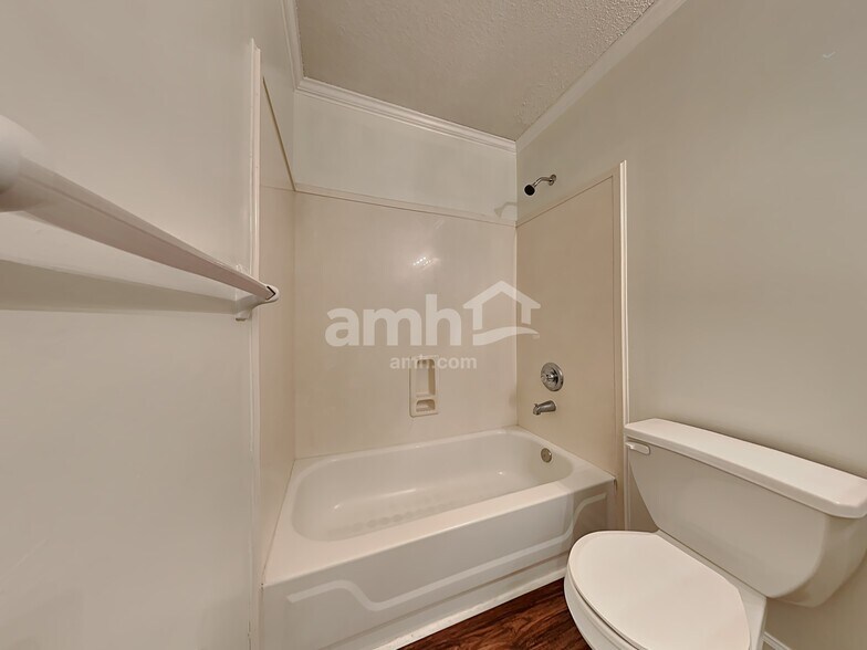 Building Photo - 10085 Woodland Grove Dr