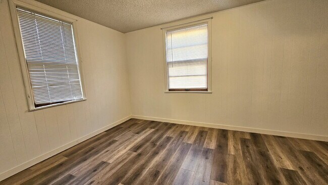 Building Photo - "Charming Edina Duplex Retreat: Spacious 1150 Sq Ft Haven!" Available now!