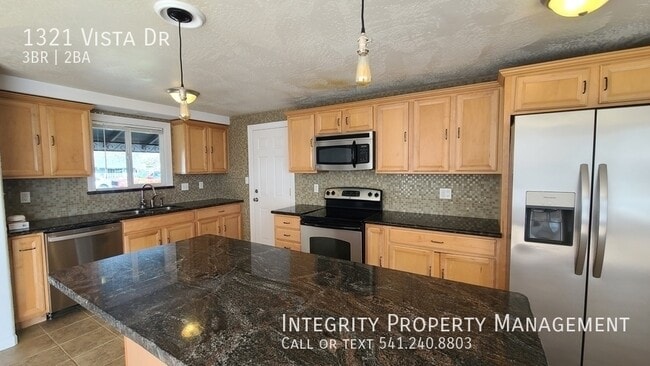 Building Photo - 1321 Vista Dr