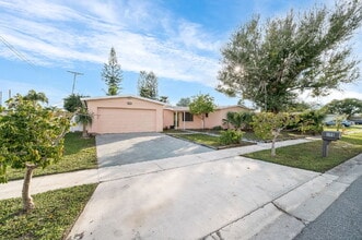 Building Photo - 5 BR/3BA pool home in Merritt Island- NO HOA!