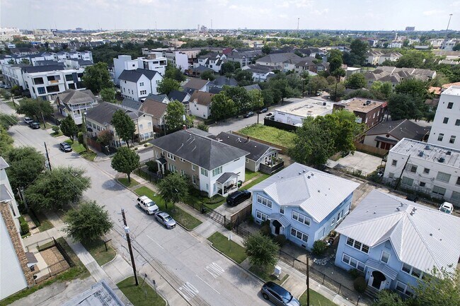 Building Photo - 3409 La Branch St