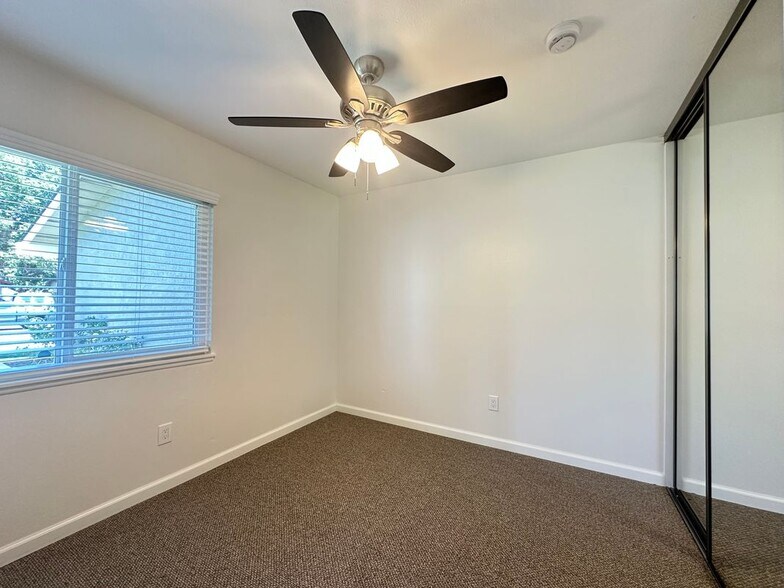 Building Photo - 2912 E Brookside Ct