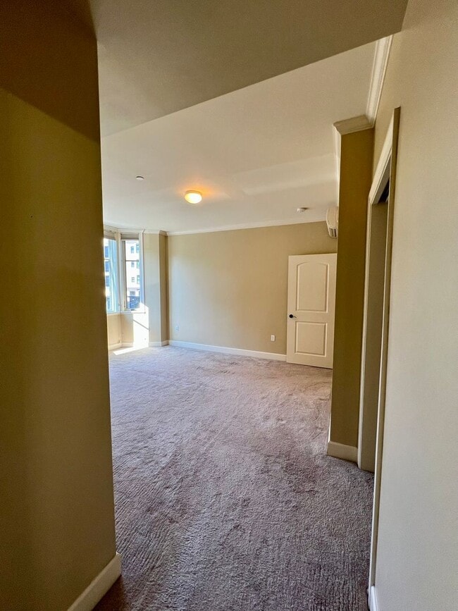 Building Photo - Spacious 2 Bedroom Condo in Fairhaven!