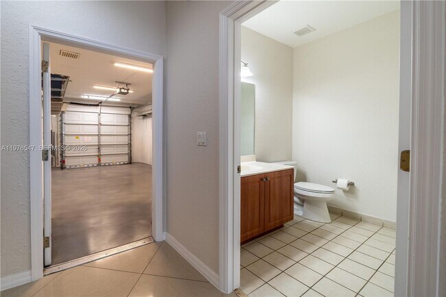 Building Photo - 5327 SW 40th Ave