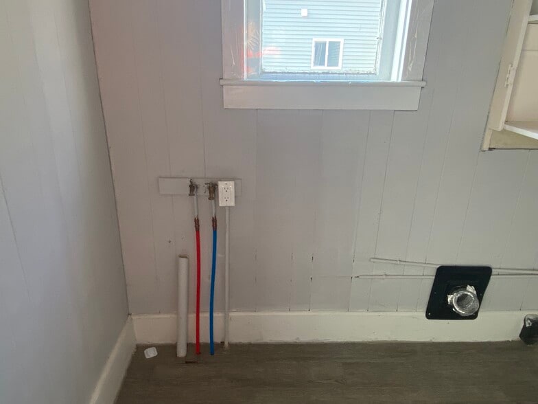 Laundry Hookup - 605 N Market St