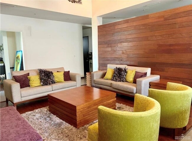 Building Photo - 7 7th St