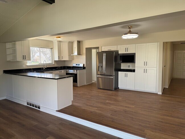 Primary Photo - 8669 Crestview Dr