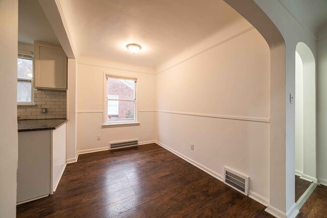 Building Photo - $1295- 4 Bed / 1.0 Bath Newly Renovated Ho...