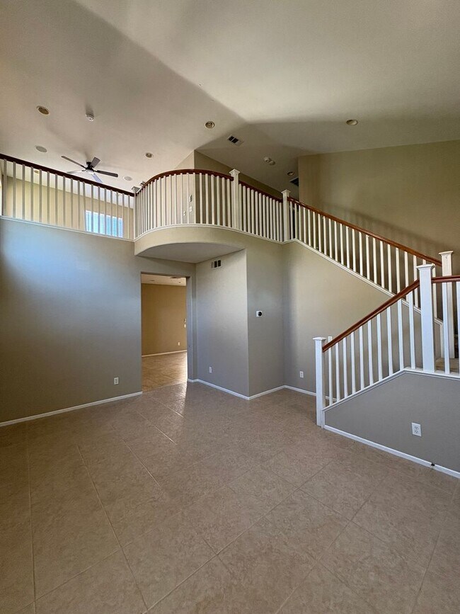 Building Photo - Beautiful 2-story home