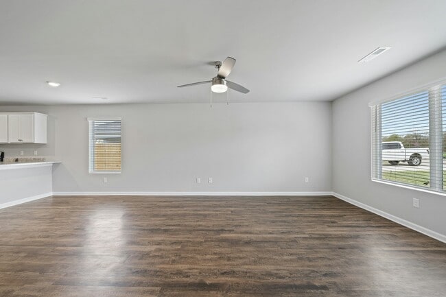 Building Photo - 209 Clear Creek Dr