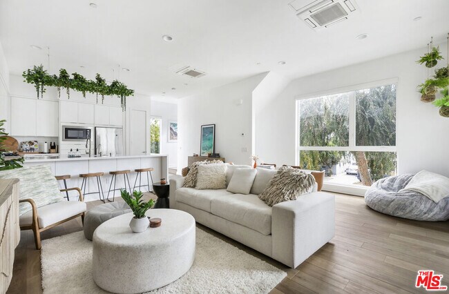 Building Photo - 10907 Otsego St