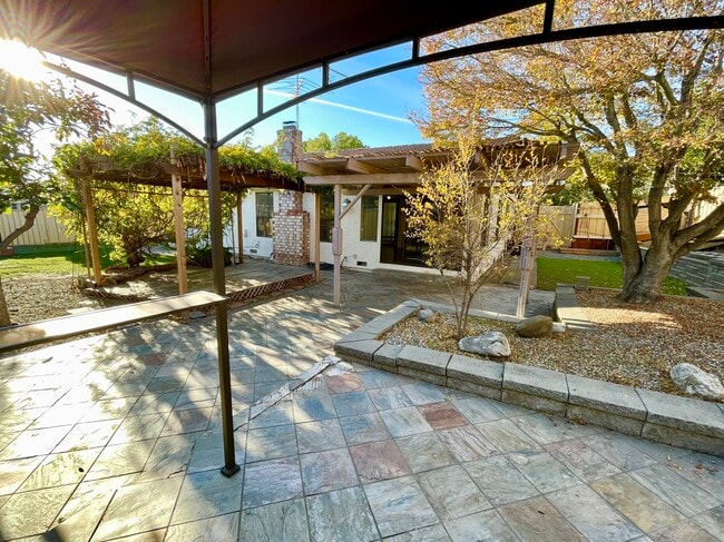 Building Photo - 3520 Pleasant Knl Dr