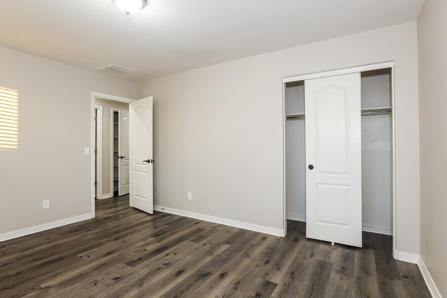 Building Photo - 4393 W Crescent Rd