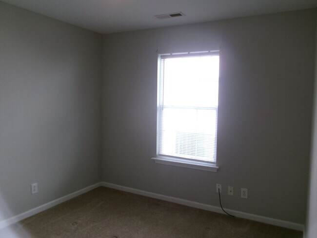Building Photo - 3 bedroom, 2 bath home in the Inverness Co...