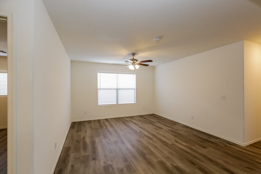 Building Photo - 5725 E Flower Cir