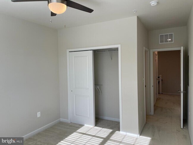 Building Photo - 23275 Milltown Knoll Square