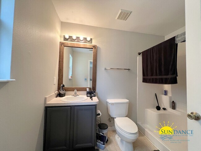 Building Photo - Charming 3-Bedroom Home in Ridge Crest Sub...