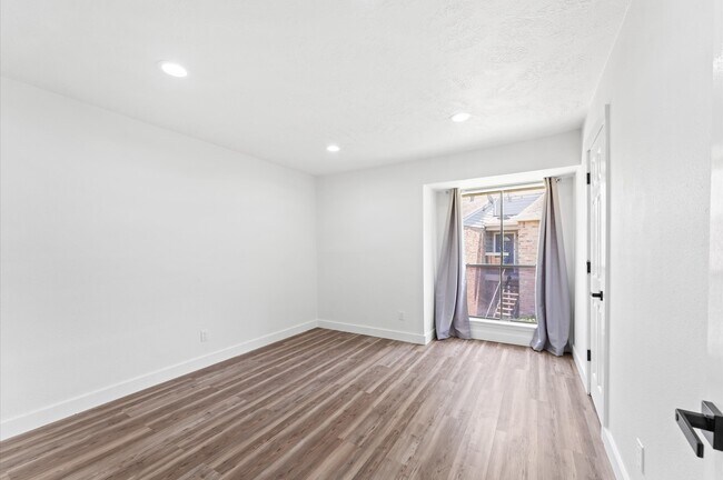 Building Photo - 17331 Red Oak Dr