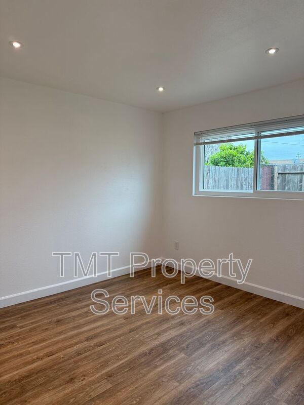 Building Photo - 803 W Harding Ave