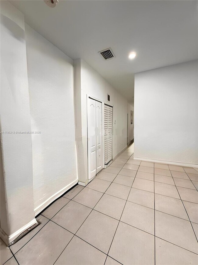 Building Photo - 1666 SE 27th Ct