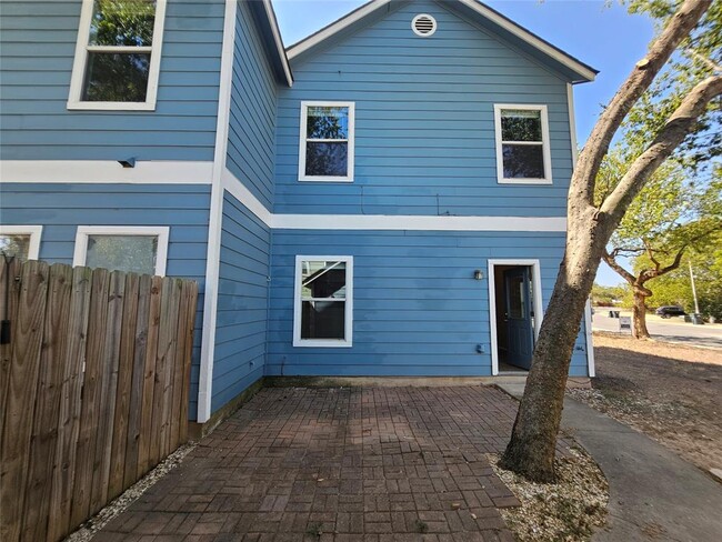 Building Photo - 302 Windridge Village Cove