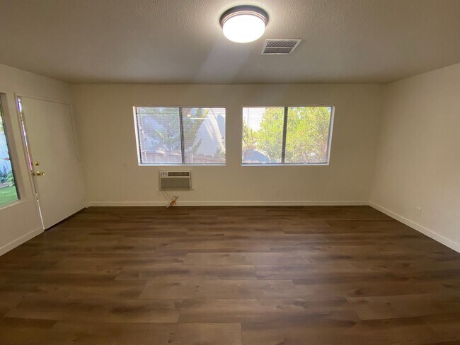 Building Photo - Downtown Duplex
