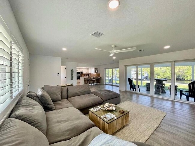 Building Photo - 8585 SE Palm St