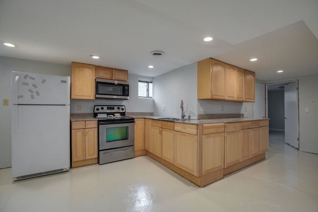 Building Photo - Adorable North Hampton House - Must See!