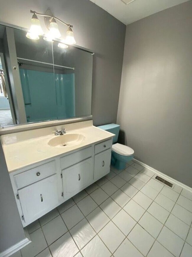 Building Photo - Nice 2 bedroom townhome with a view!