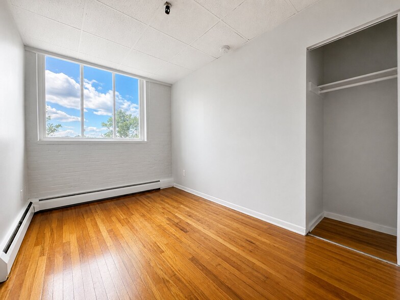 Building Photo - 71 Catlin St