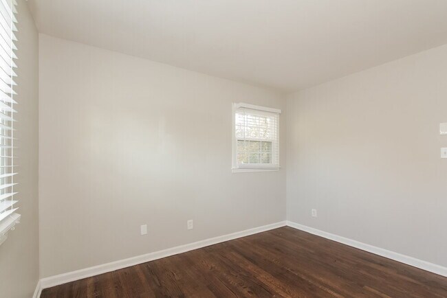 Building Photo - 528 W Arrowood Rd