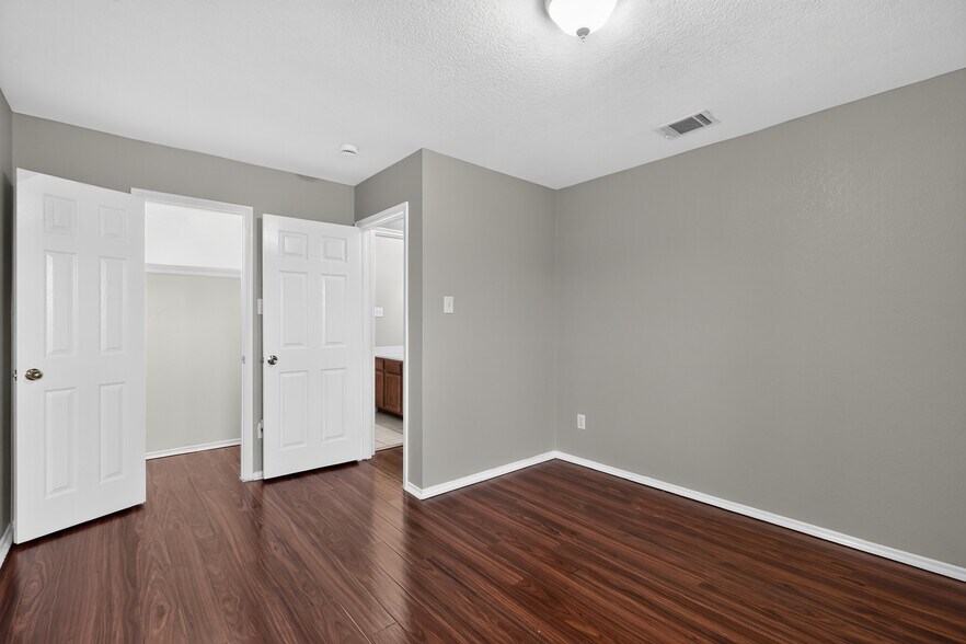 Building Photo - 217 Pinewood Trl