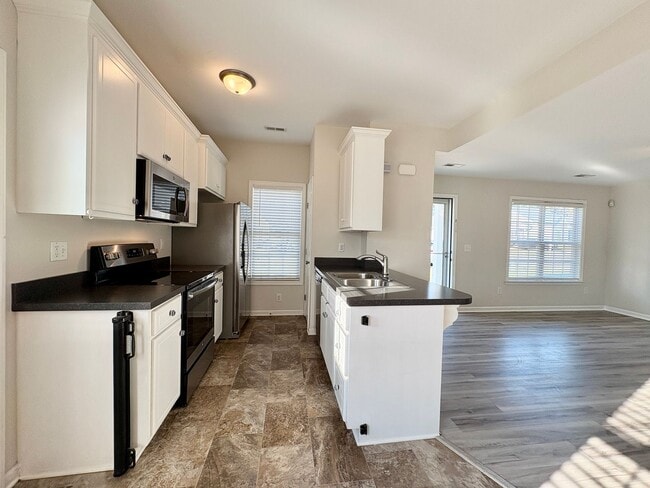 Building Photo - Move-In Ready, Fenced-In Backyard, Pet Friendly, One Story Home – Convenience Meets Comfort!