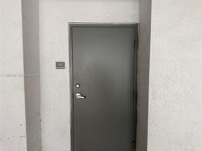 Building Photo - 420 SW 7th Ave