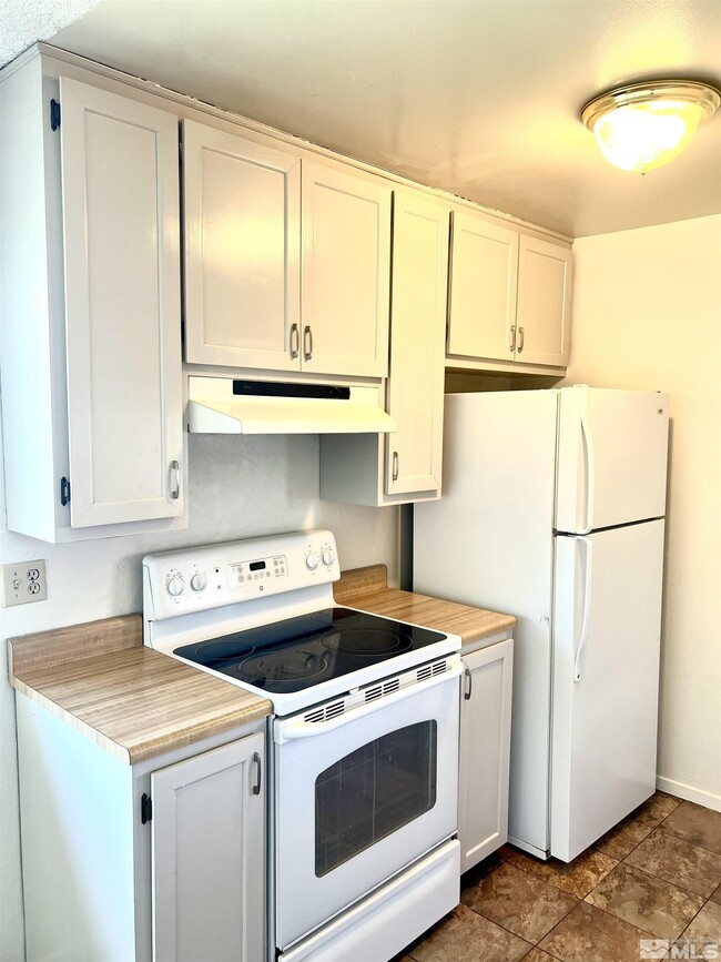 Building Photo - 5020 Tahiti Wy
