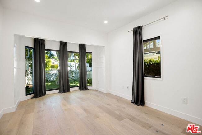 Building Photo - 1203 N Poinsettia Pl